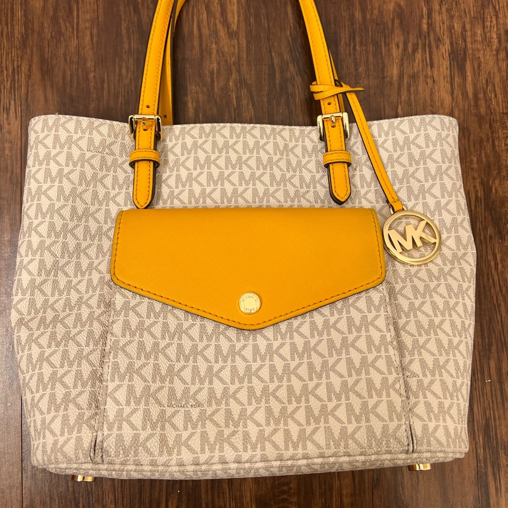 Used great condition MK purse. Yellow/mustard and ivory color. Medium sized.